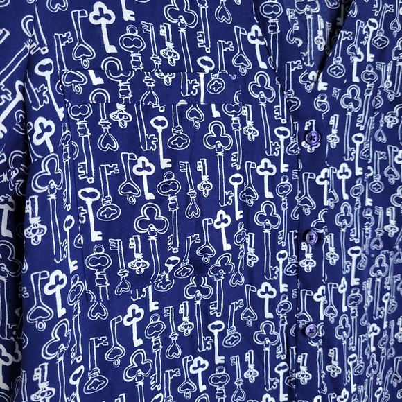 EXPRESS Portofino V-neck Shirt With Allover Key Print MEDIUM - Picture 7 of 12